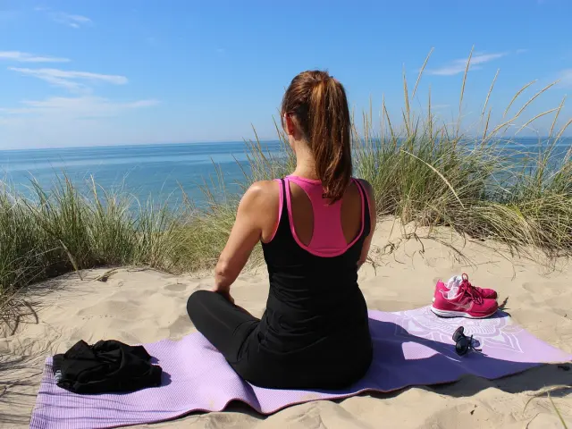 Séance de yoga sur la plage