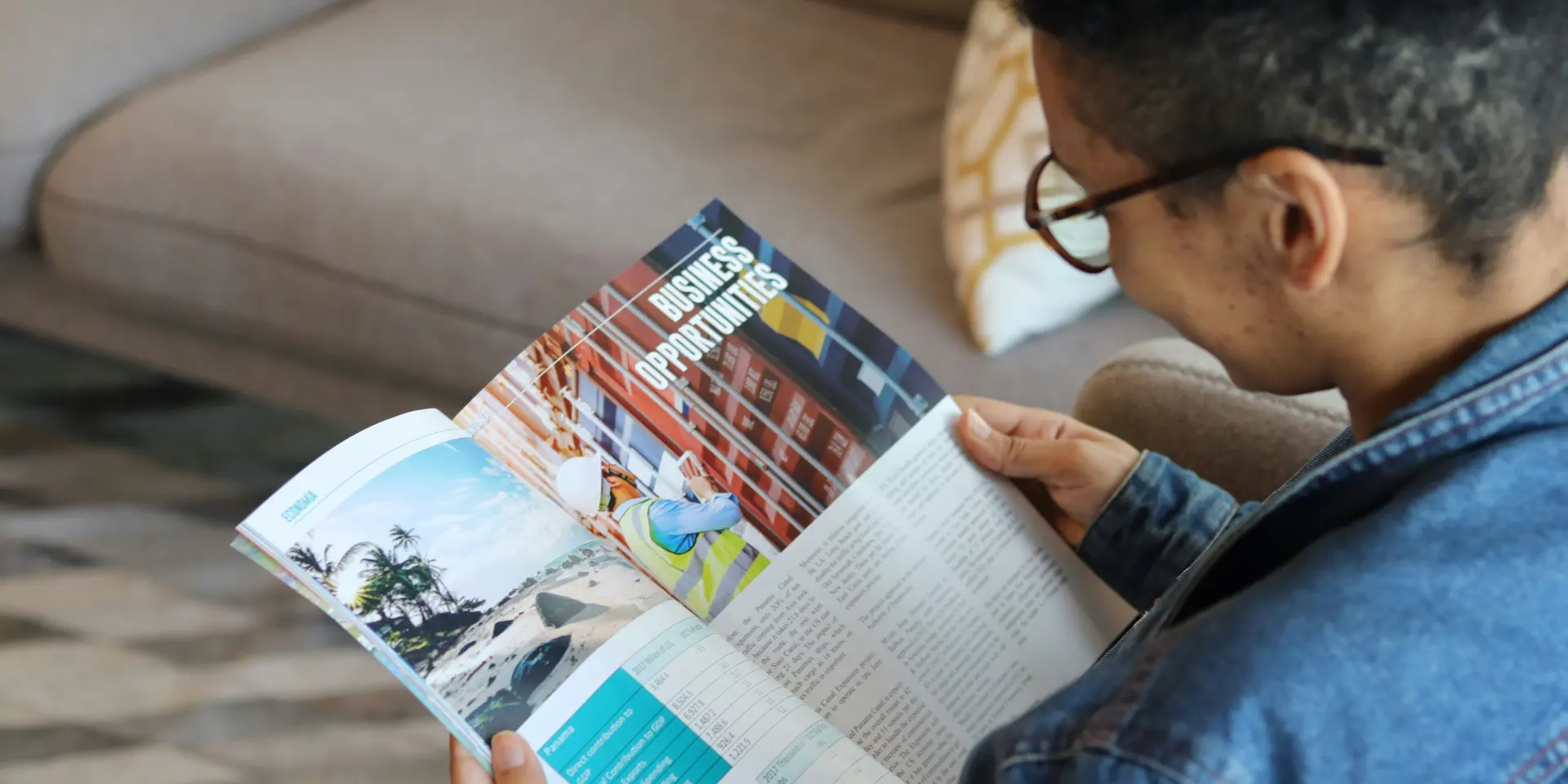 Personne lisant un magazine sur un canapé