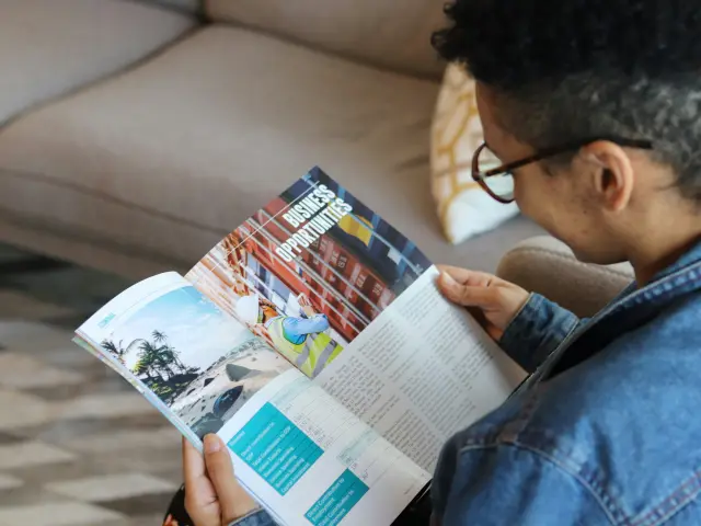 Personne lisant un magazine sur un canapé