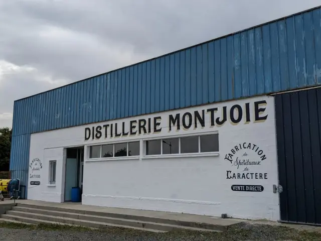 Bâtiment de la distillerie Montjoie à Gavray sur Sienne