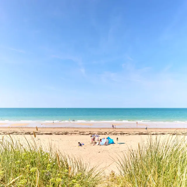 Famille en vacances sur une plage de sable fin