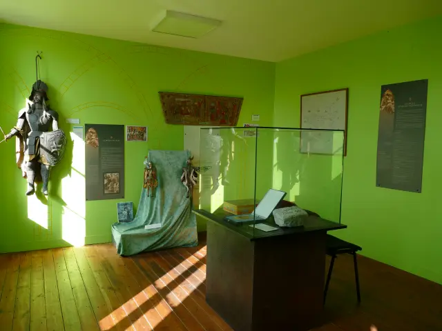 Ausstellungsraum mit historischen Artefakten und Informationsschildern