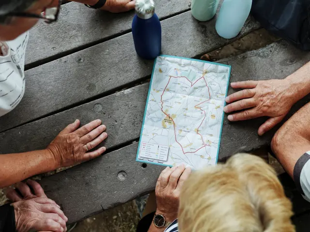 Groupe de personnes étudiant une carte pour une randonnée