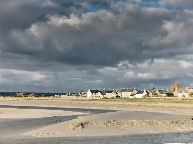 Vue sur Regnéville depuis le havre