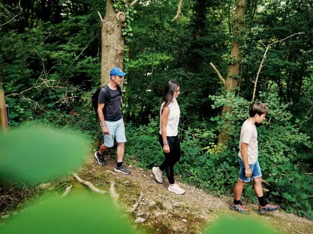 Trois personnes marchant sur un sentier de randonnée