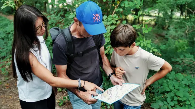 Trois personnes en randonnée en forêt