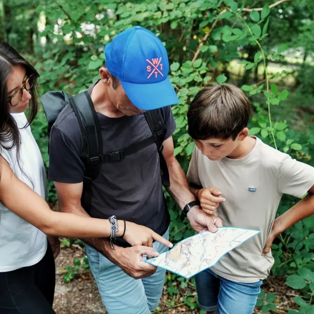Drei Personen wandern im Wald