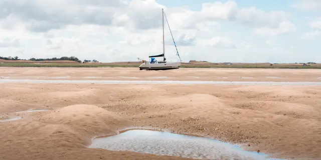 Un voilier échoué dans le havre de Regneville sur Mer