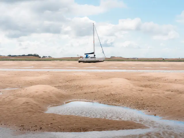 Un voilier échoué dans le havre de Regneville sur Mer