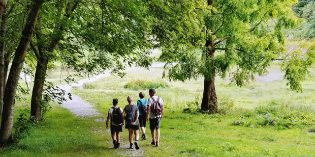 Quatre personnes marchant sur un sentier en randonnée