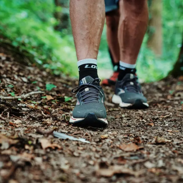 Pieds en mouvement sur un sentier de forêt : randonnée