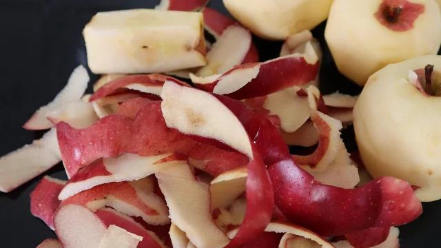 Pommes coupées en morceaux avec des pelures sur une table