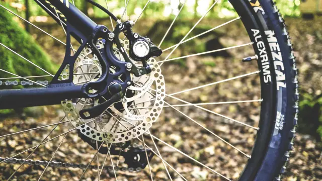 Gross plan sur une roue de vélo avec un frein à disque et un pneu marqué MEZCAL