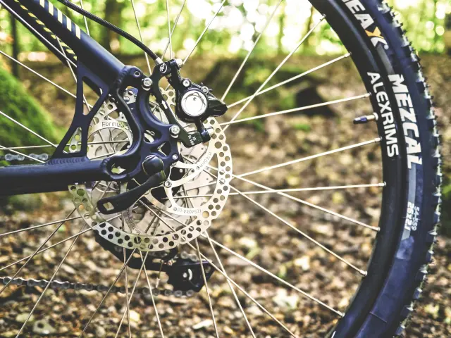 Gross plan sur une roue de vélo avec un frein à disque et un pneu marqué MEZCAL