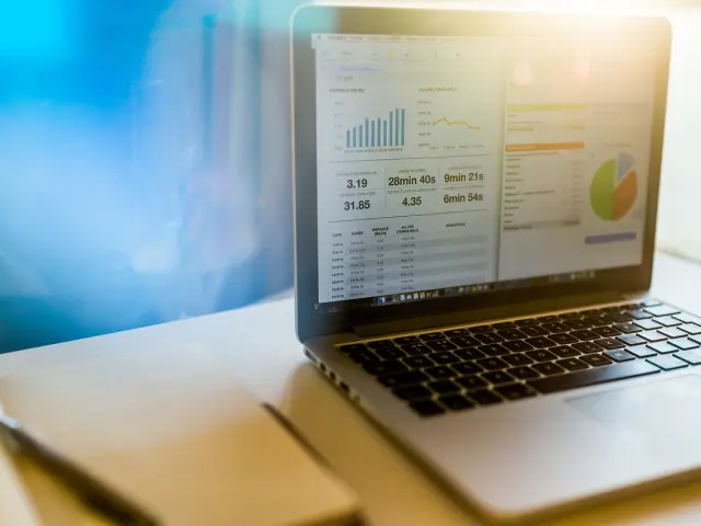 Un ordinateur portable affichant des graphiques et des données financières