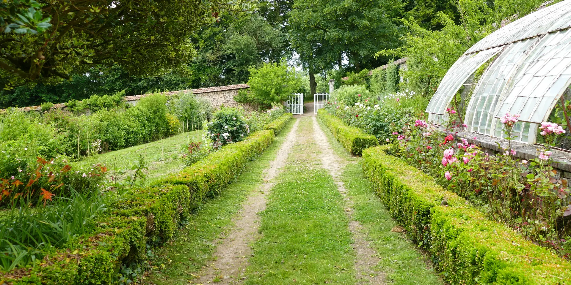 Allée du jardin du château de Cerisy la Salle