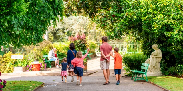 Une famille marche dans le jardin des plantes de Coutances