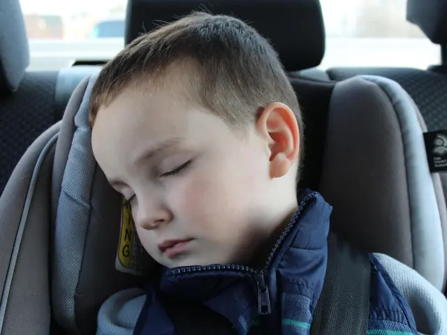 Enfant endormi dans un siège auto