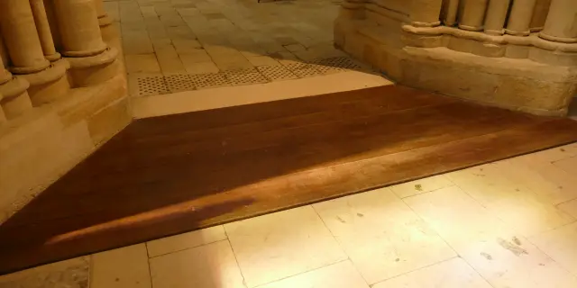 Plan incliné dans la cathédrale de Coutances