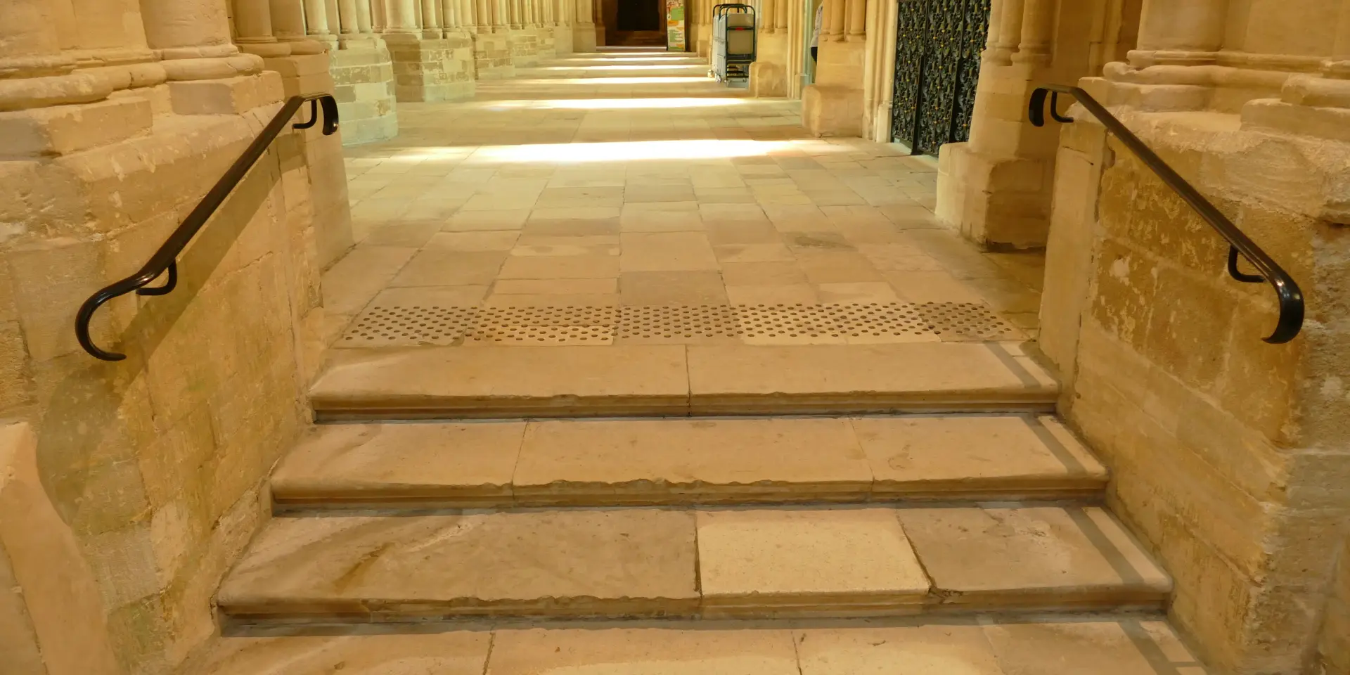 Escaliers en pierre avec rampes en métal dans la cathédrale de Coutances