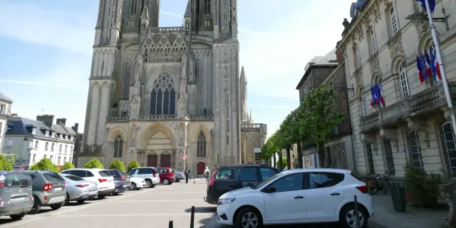 Vue de la cathédrale de Coutances depuis le devant de l'Hôtel de Ville