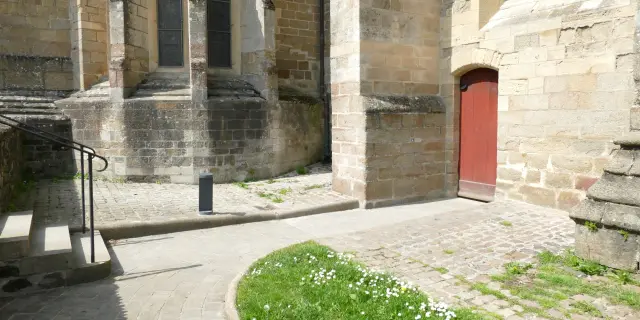 Porte rouge sur le côté de la cathédrale de Coutances - Entrée PMR