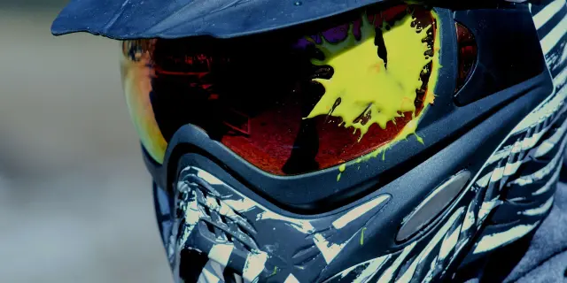 Masque de paintball avec des motifs noirs et blancs et des lunettes de protection