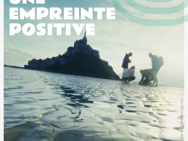 Personnes marchant vers un mont isolé : visuel equinoxe
