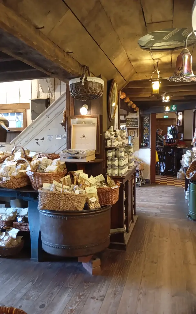 Intérieur d'une boutique artisanale - la maison du Biscuit de Sortosville en Beaumont - avec des produits en vrac et des paniers en osier