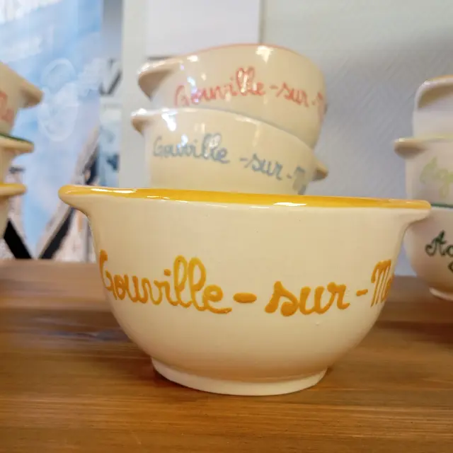Bols en céramique avec le nom Gouville-sur-Mer écrit en cursive