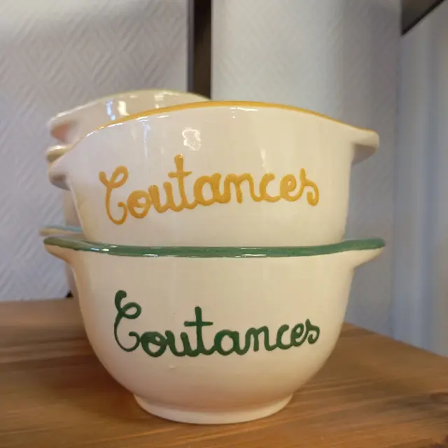 Deux bols en céramique empilés avec le mot Coutances écrit dessus