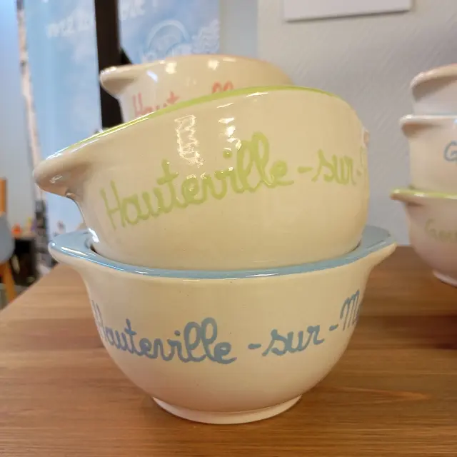Bol céramique avec le nom Hauteville-sur-Mer écrit dessus