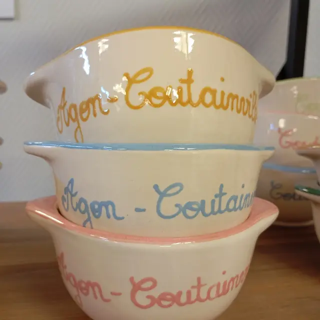 Trois bols empilés avec des inscriptions Agon-Coutainville