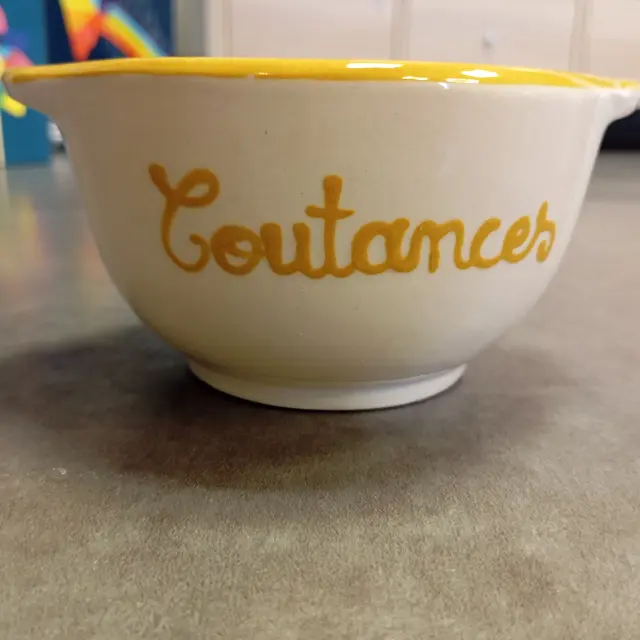 Bol de la boutique Coutances Tourisme avec l'écriture en jaune moutarde