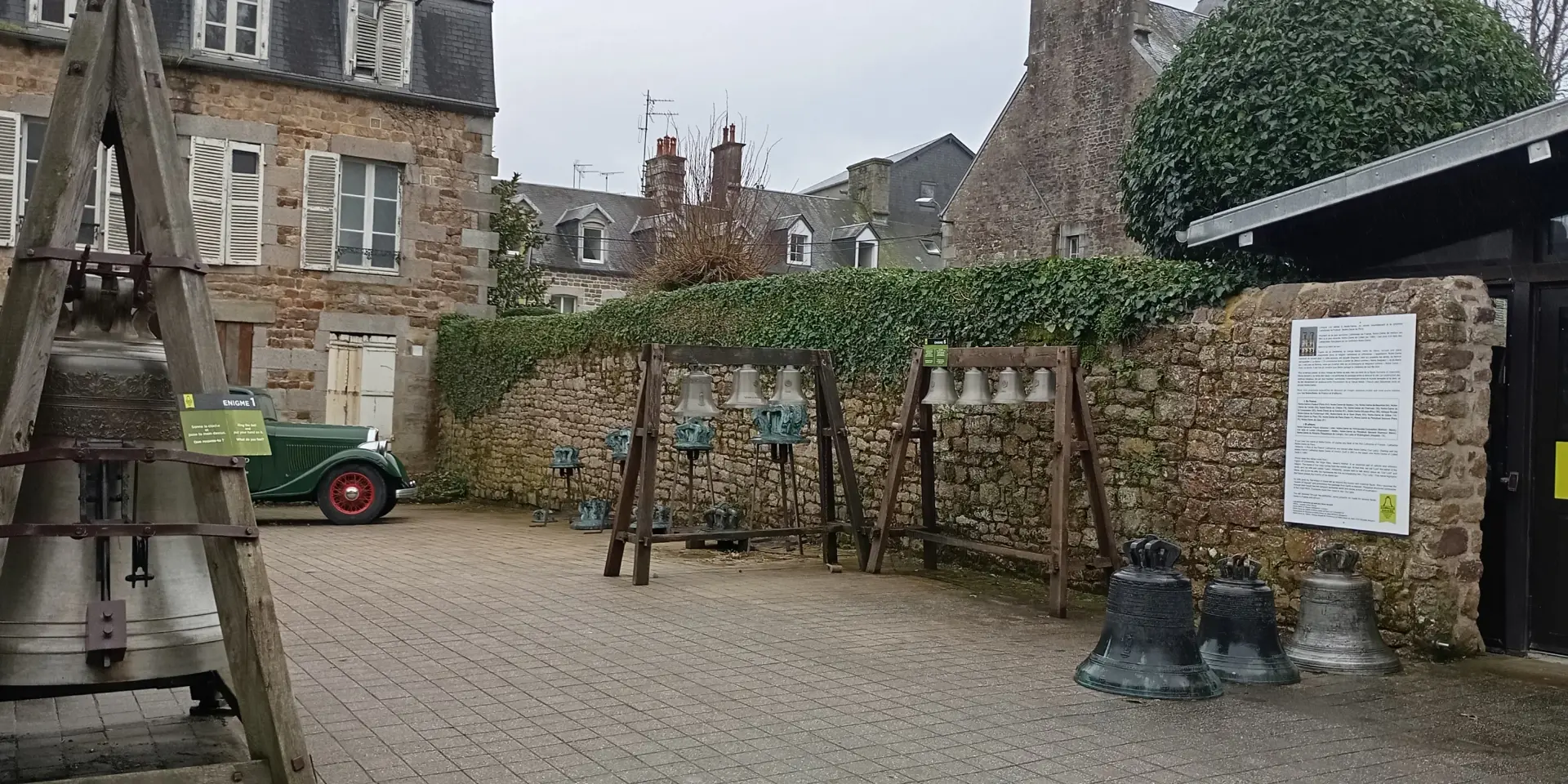 Cour du musée de la fonderie Cornille-Havard de Villedieu-les-Poêles