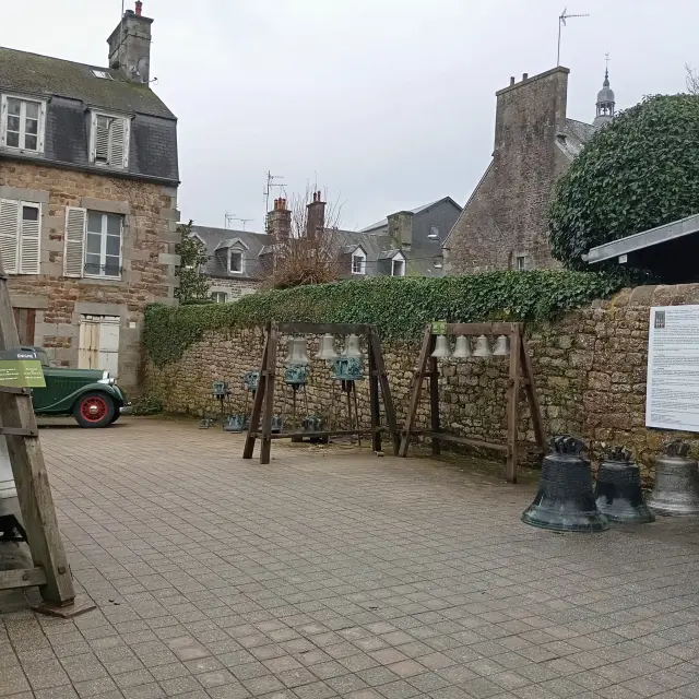 Cour du musée de la fonderie Cornille-Havard de Villedieu-les-Poêles