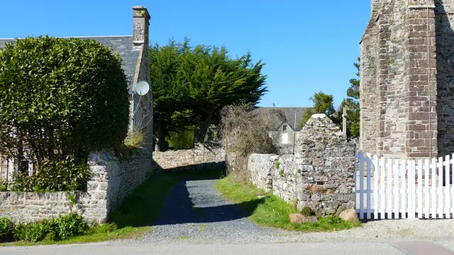 Ruelle à Regnéville-sur-Mer proche de l'église.