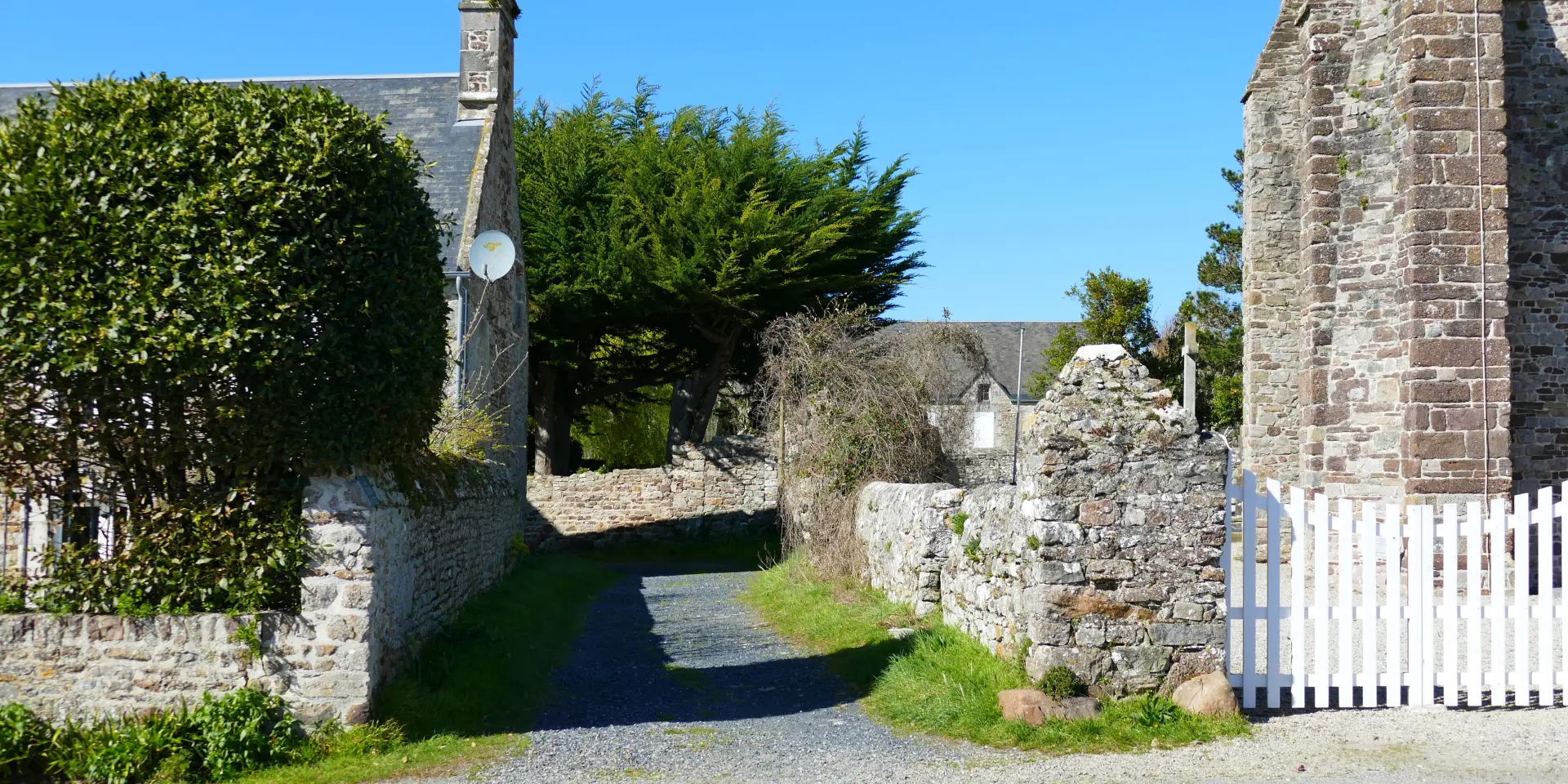 Ruelle à Regnéville-sur-Mer proche de l'église.