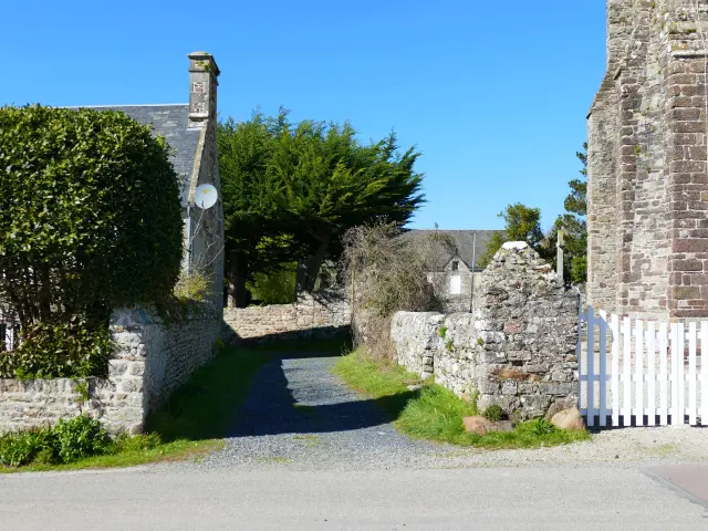 Ruelle à Regnéville-sur-Mer proche de l'église.