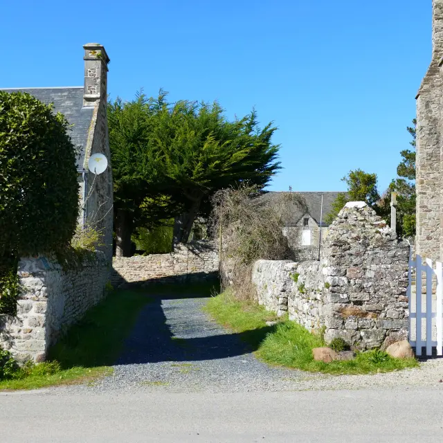 Ruelle à Regnéville-sur-Mer proche de l'église.