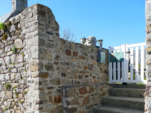 Murs en pierre dans les rues de Regnéville-sur-Mer