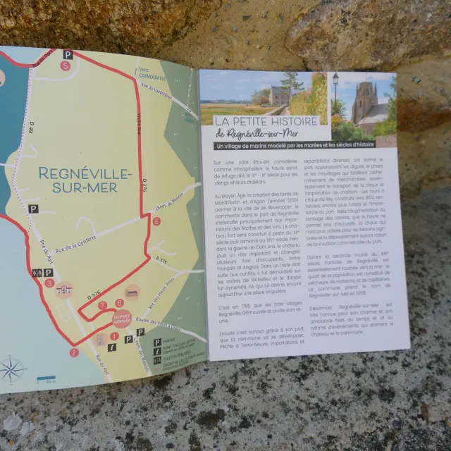 Carte touristique de Régnéville-sur-Mer avec itinéraire pédestre et points d'intérêt