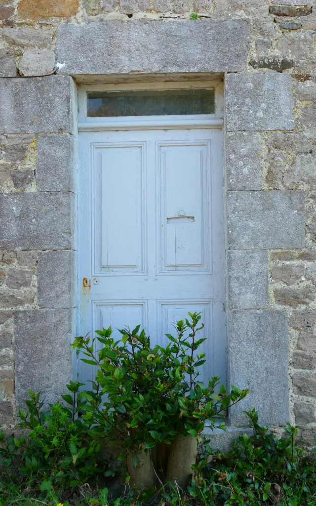 vieille porte sur un bâtiment ancien - Circuit De Ville De Regneville Sur Mer