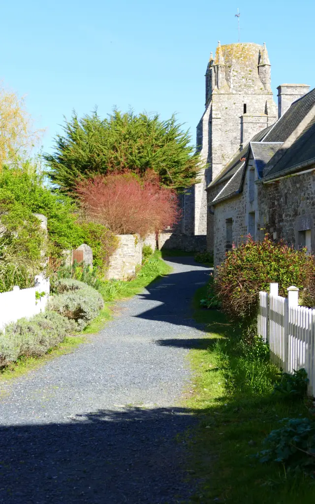Ruelle du Circuit de ville de Regnéville sur Mer : Cour à tot